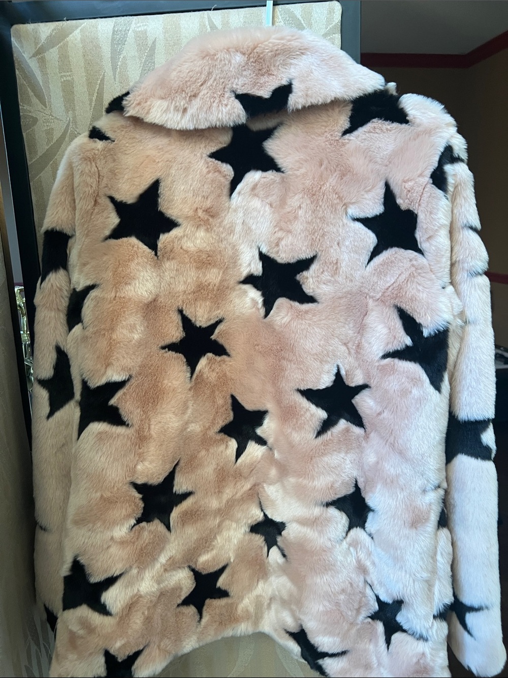 Avec Les Filles Blush Pink Faux Fur Coat with Black Star Print - Picture 3 of 4